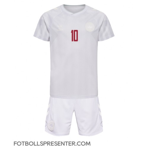 Danmark Christian Eriksen #10 Bortatröja Barn VM 2022 Kortärmad (+ korta byxor)